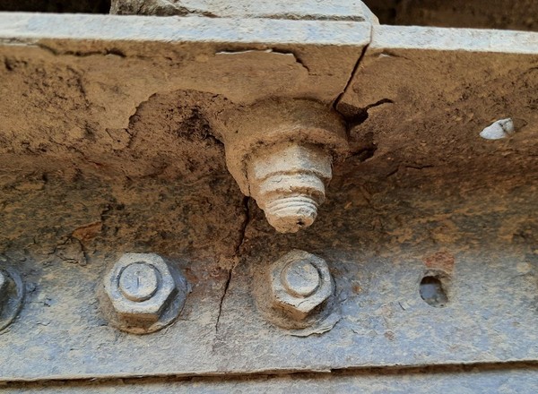 Wadliwe hamulce i popękana rama. A on jechał z towarem. Transport powstrzymała kontrola