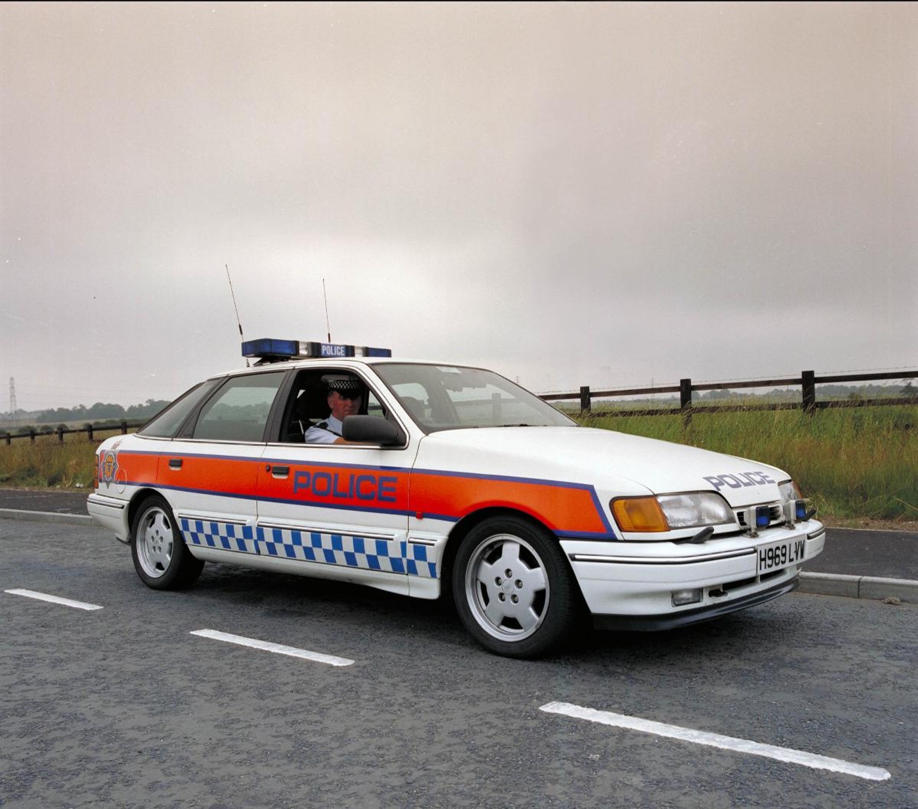 Ford w policyjnym mundurze