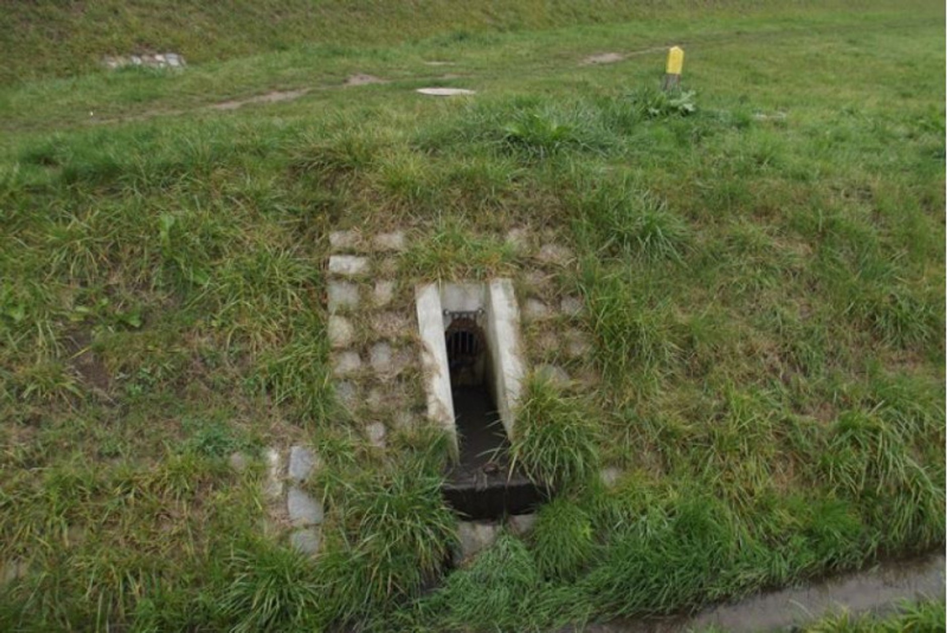 Odwodnienie drogi (na zdjęciu układ przy autostradowej obwodnicy Wrocławia)