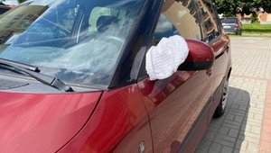 Widzisz biały ręcznik na lusterku auta? To ważny znak dla kierowców i służb