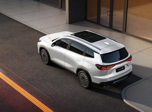 Dwa kolejne chińskie SUV-y już są w drodze do Polski. Chery stawia na silnik spalinowy i hybrydy
