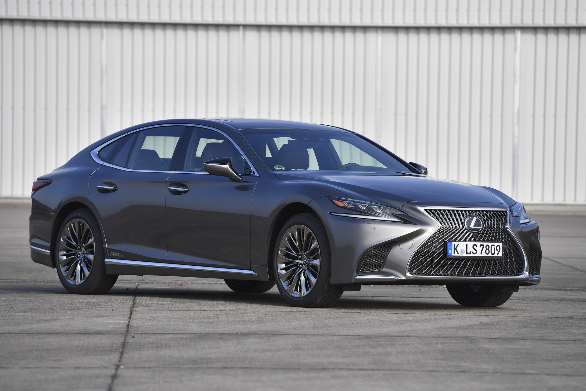 Lexus LS 500h: ponaddwutonowa hybryda z silnikiem benzynowym 3.5 V6 wspomaganym silnikiem elektrycznym do najoszczędniejszych aut nie należy, ale do luksusowych – jak najbardziej tak. Do setki przyspiesza w czasie poniżej 6 sekund. Teraz to auto będziecie mogli kupić taniej – po podpisie prezydenta trafi na listę aut opodatkowanych preferencyjnie