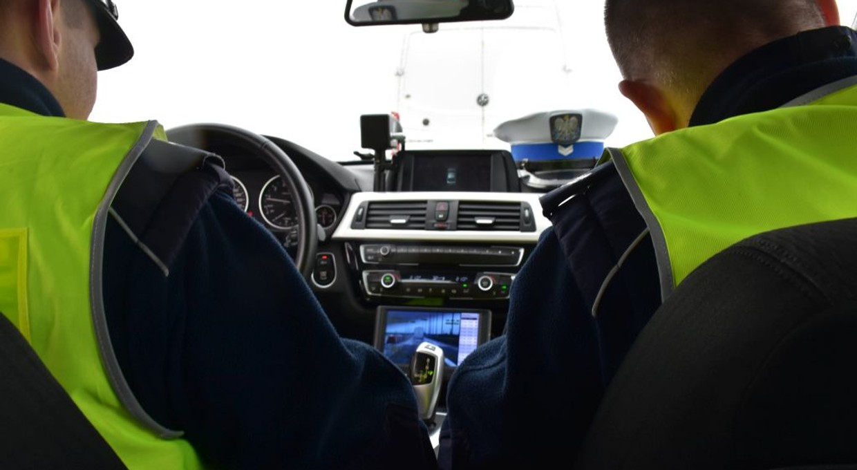 Policja potwierdza, że wlepia mandaty za jazdę "na czołgistę"