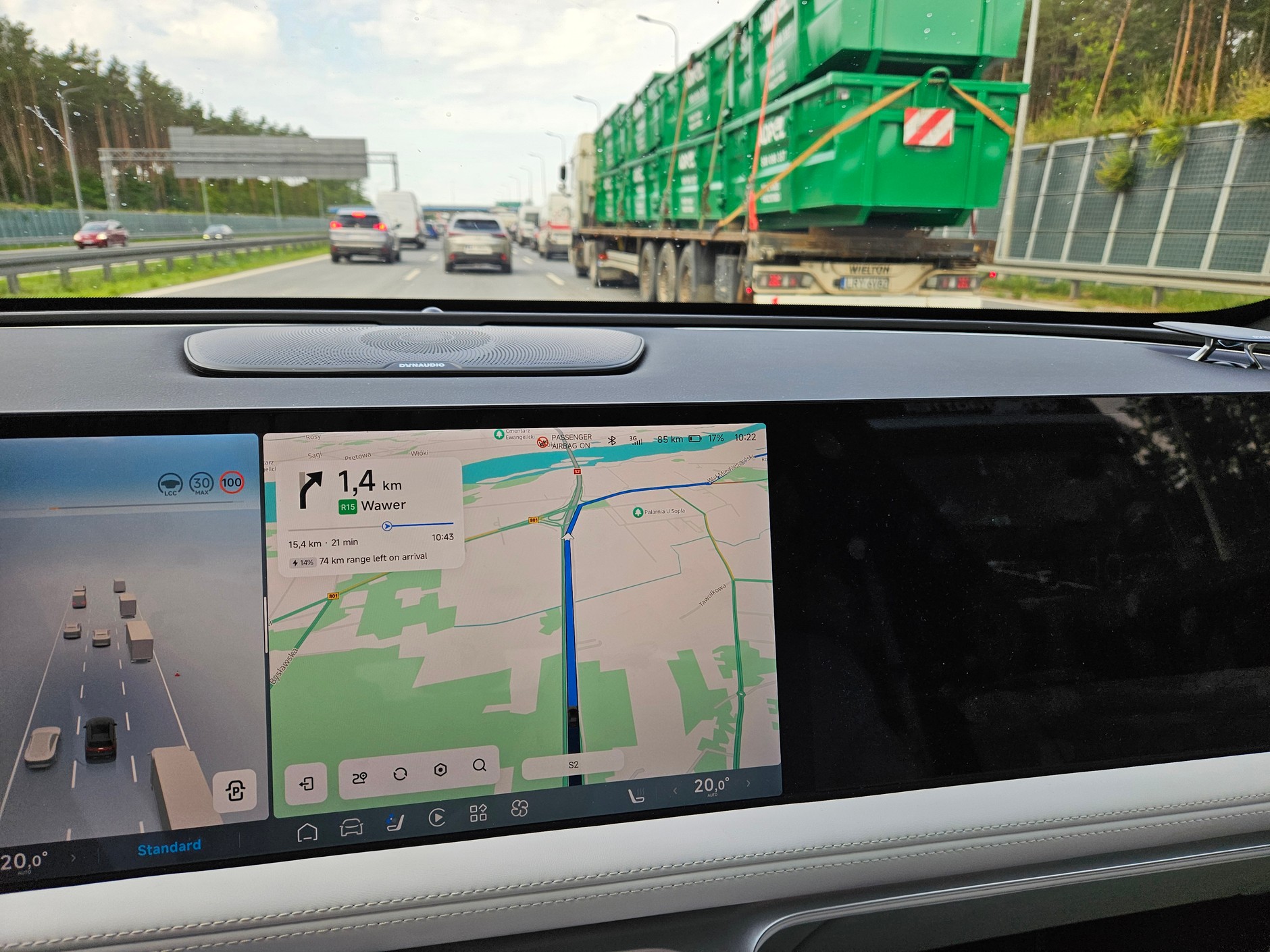 Xpeng G9: nawigacja nie pokazuje aktualnych danych o natężeniu ruchu. Można oczywiście skorzystać z lepszej nawigacji np. przez Android Auto, ale wtedy auto. np. nie policzy, ile energii zostanie w baterii po dojechaniu do celu. 