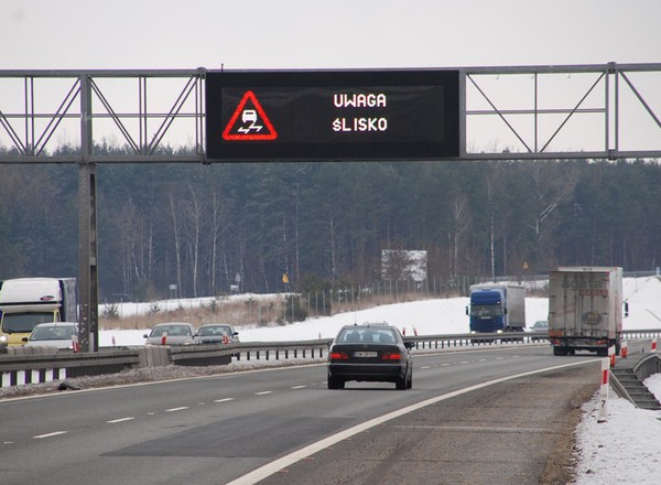 IMGW ostrzega przed oblodzeniem dróg w trzech województwach