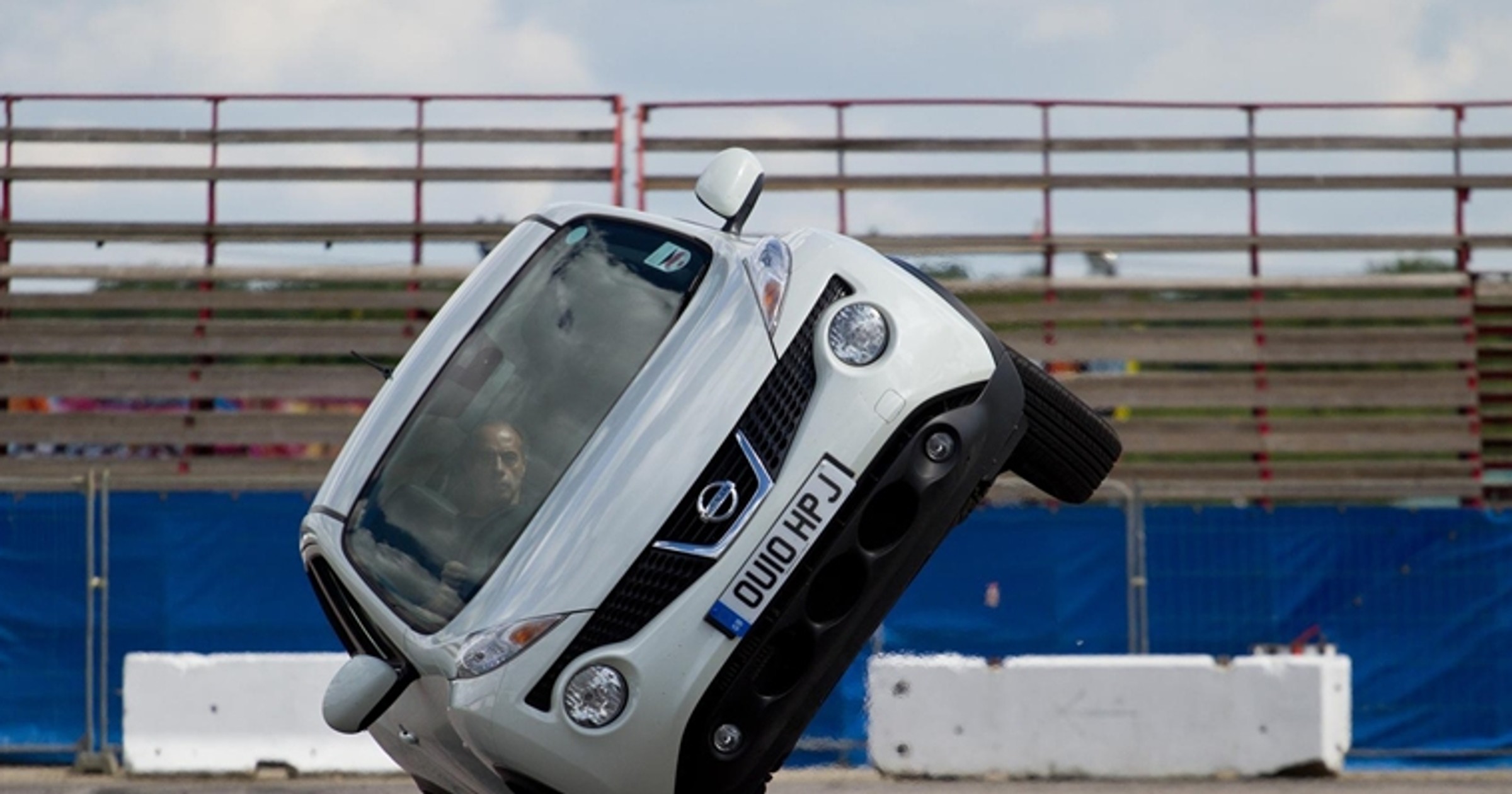 Nissan bije rekordy jazdy tyłem i jazdy na dwóch kołach