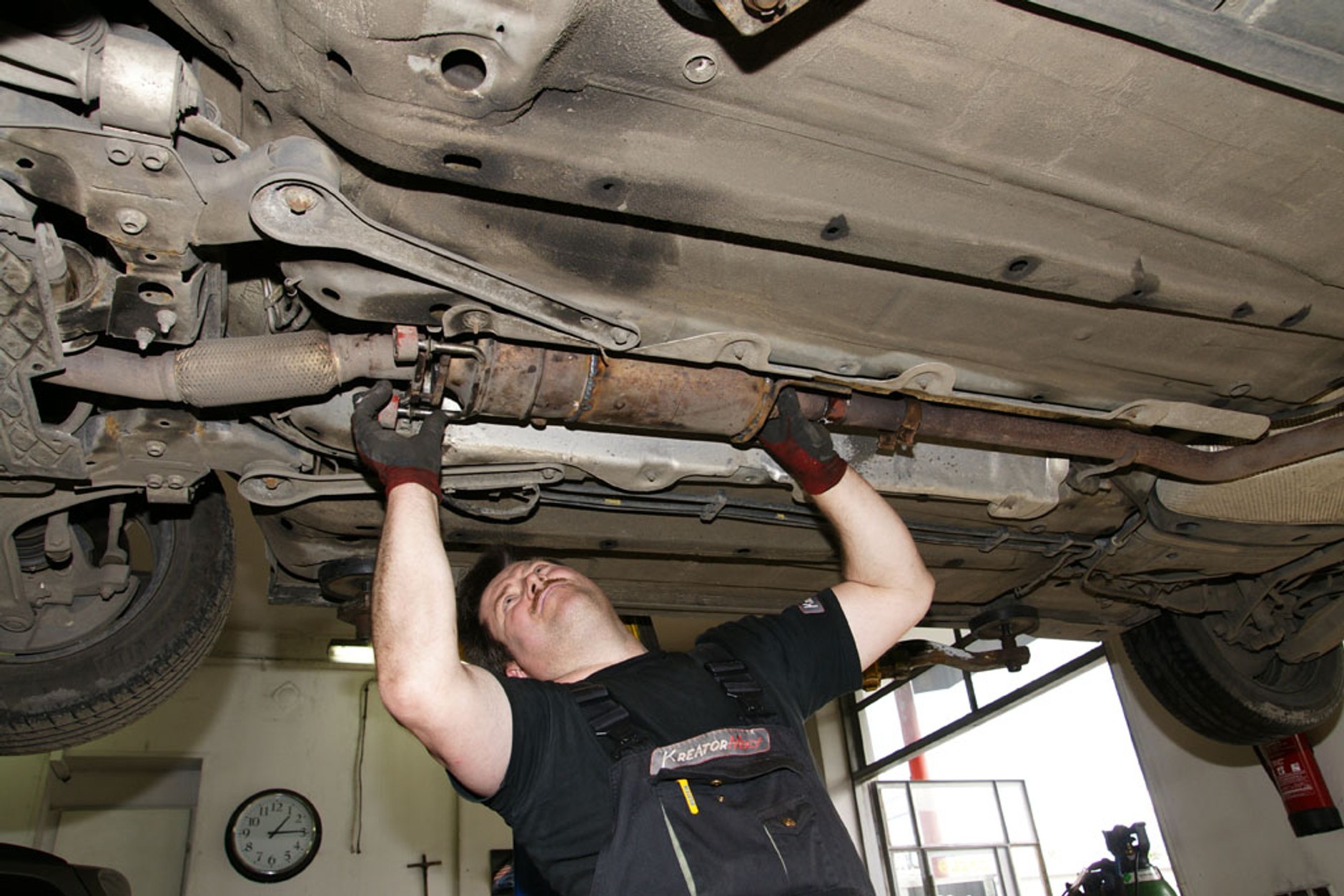 Twój diesel pali  więcej niż zwykle i niechętnie reaguje na dodanie gazu? Moźe to wskazywać na problem z filtrem cząstek stałych. Jeśli masz auto z DPF-em, zacznij od kontroli poziomu oleju!