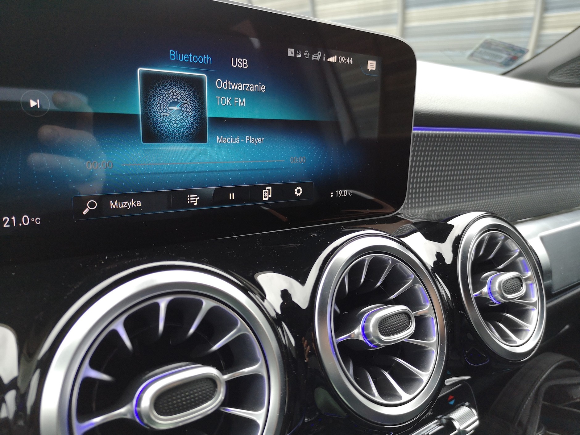 Mercedes GLB 200d: błyszczące, podświetlane różnokolorowo (oczywiście za dopłatą) wyloty powietrza