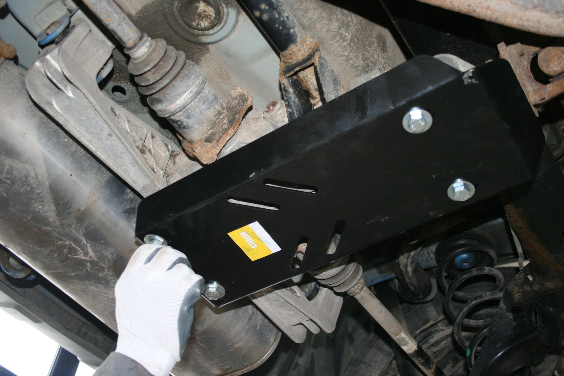 Krok 5: łączenie wspornika z osłoną główną