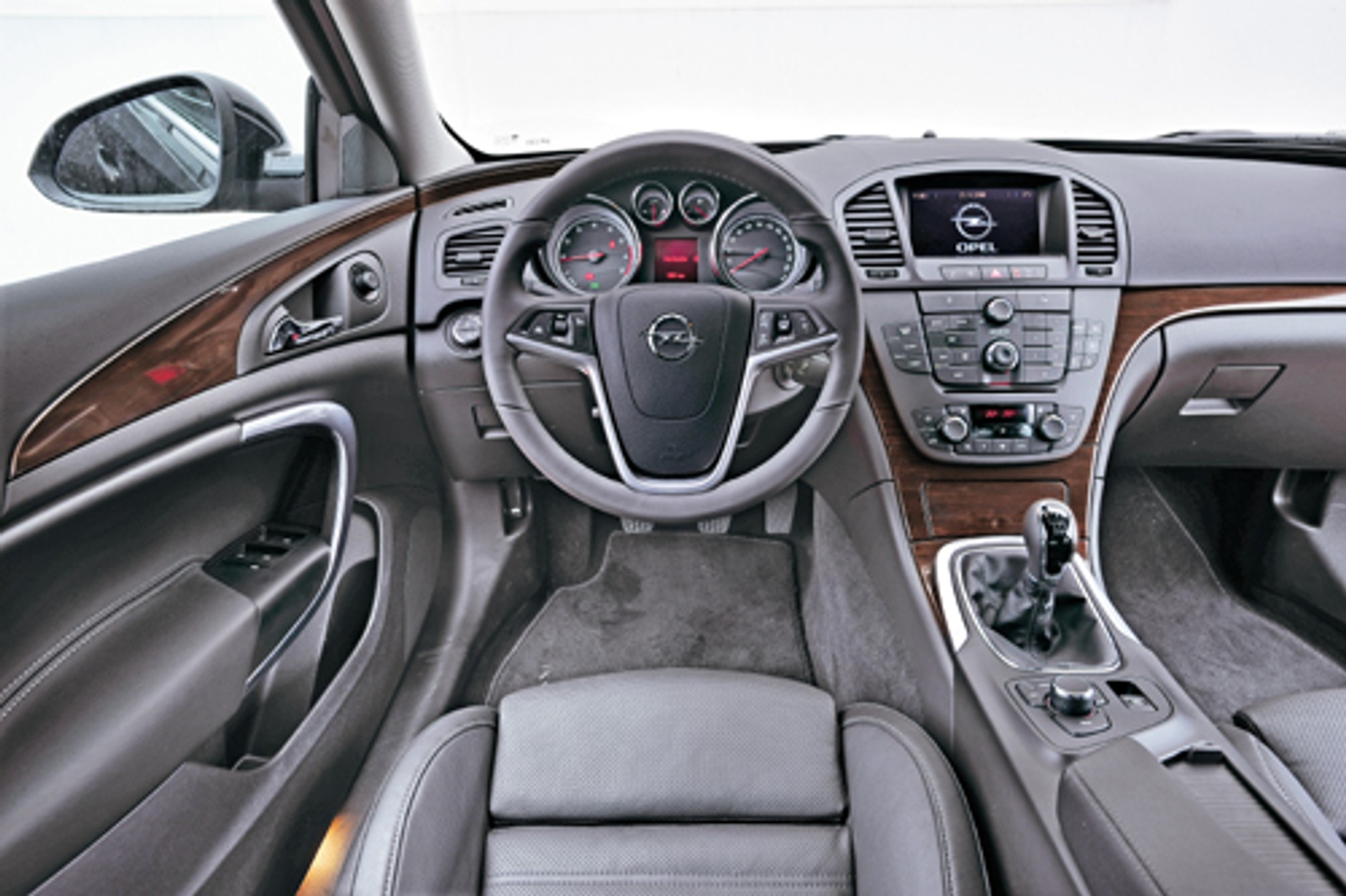 Opel Insignia kontra Audi A4 i BMW serii 5. Mocny gracz Opla