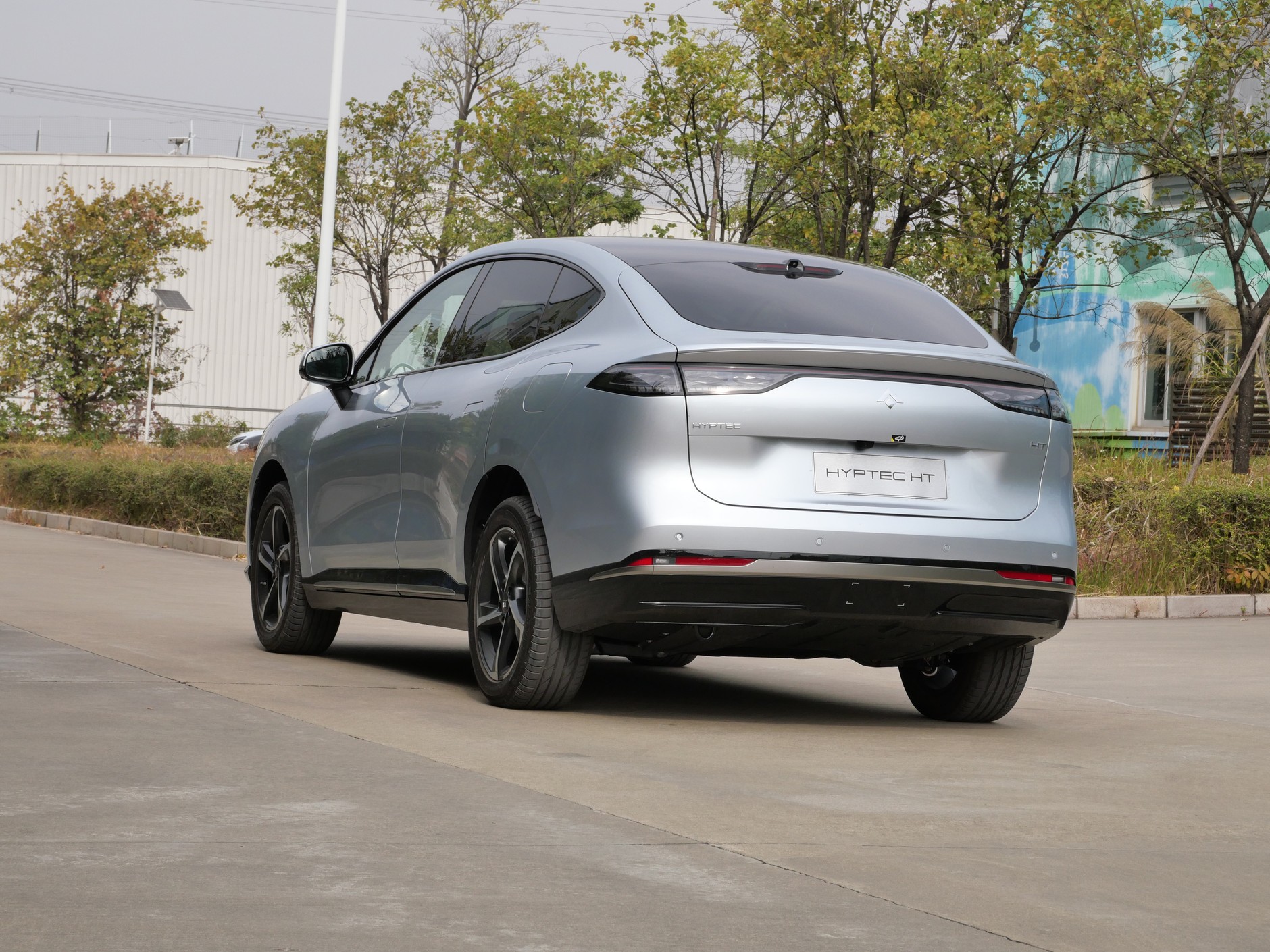 Hyptec HT w wersji ze zwykłymi drzwiami (na chińskim rynku są też otwierane do góry)