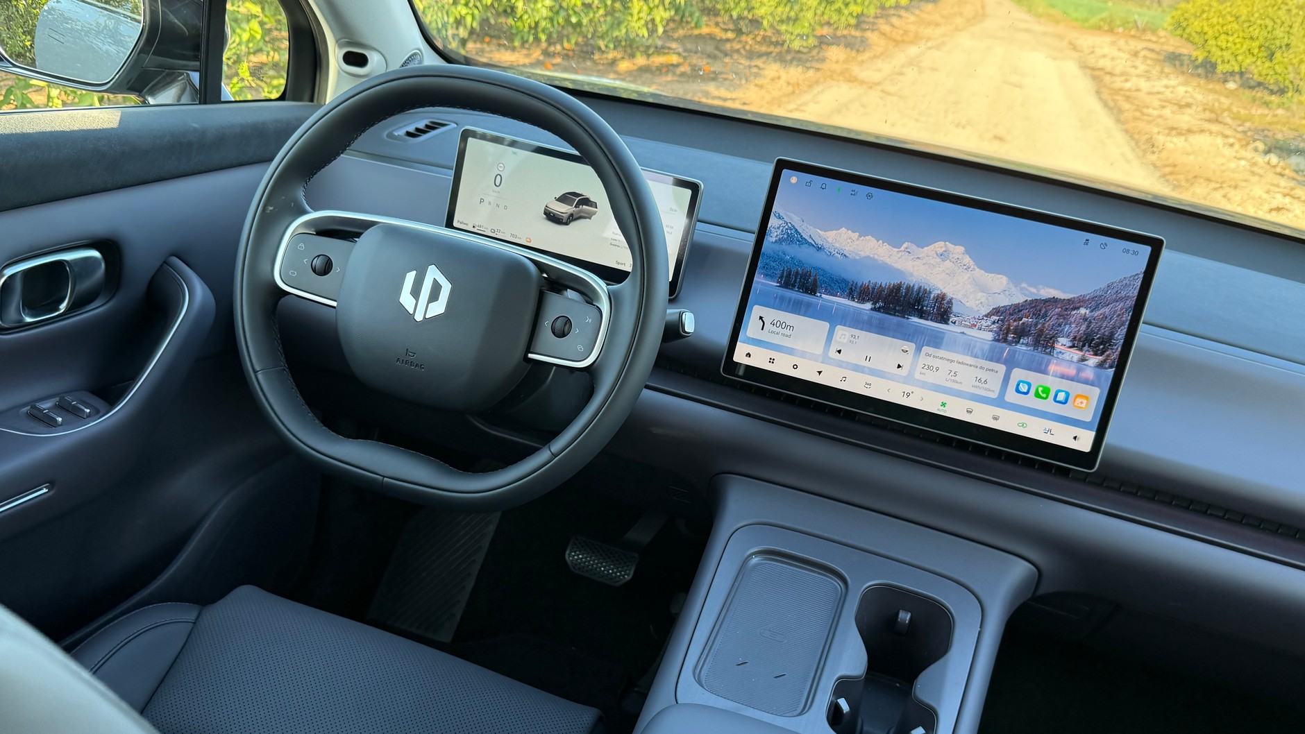 Leapmotor C10 – na środku deski rozdzielczej mamy typowy dlas chińskiej motoryzacji "tablet". Dobrze, że rozdzielczość i czułość są OK