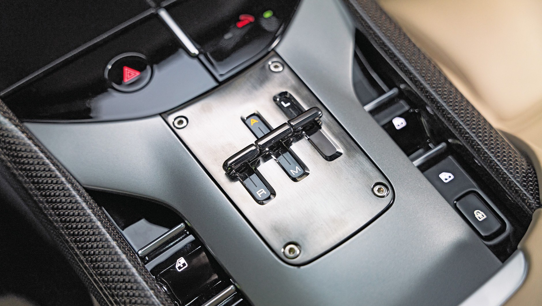 Obsługa dwusprzęgłowej przekładni nawiązuje stylistyką do tradycyjnej ręcznej zmiany biegów klasycznych Ferrari