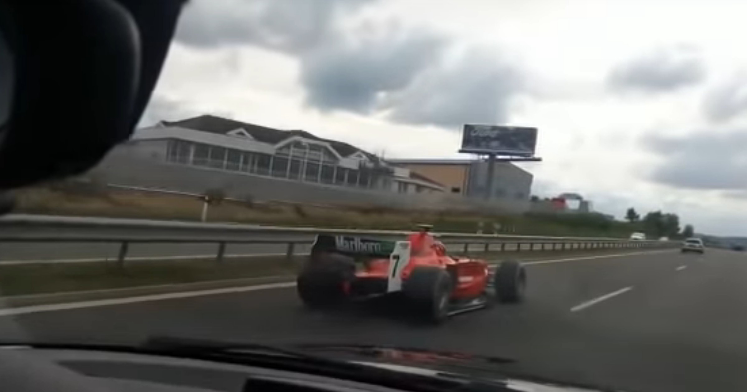 Bolid Fomuły na czeskiej autostradzie