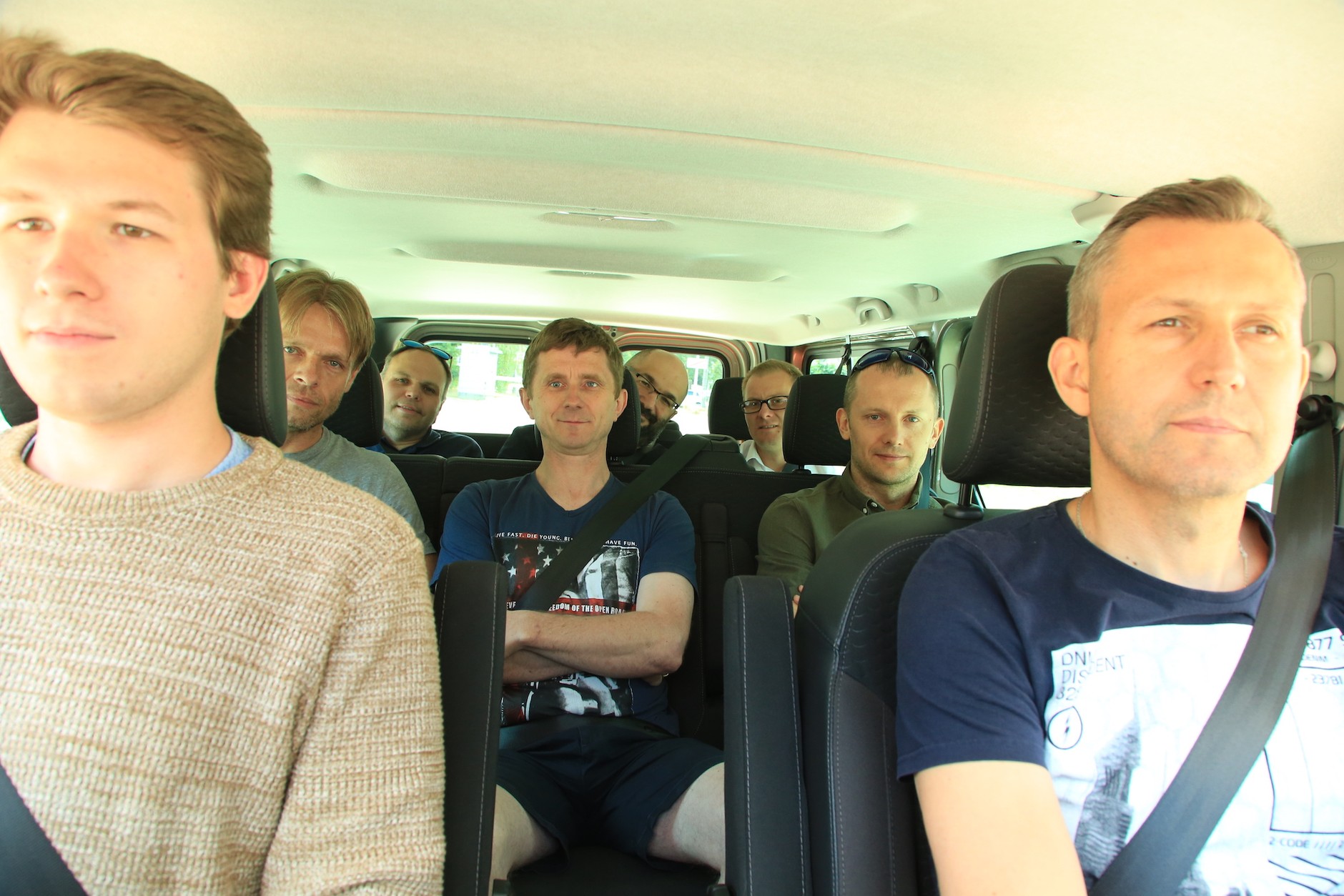 Jazda w więcej niż 4 osoby w aucie 8- i 9-osobowym dozwolona jest tylko w ściśle określonych przypadkach. W sumie jednak... tych wyjątków jest dość dużo!