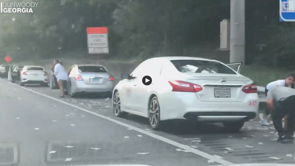 Zbierają pieniądze na autostradzie
