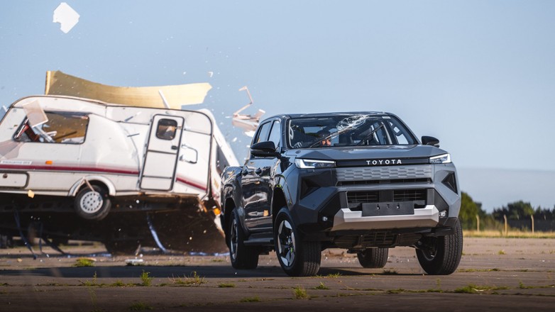 Zrzucili przyczepę kempingową na Toyotę Hilux
