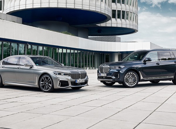 BMW X7 kontra BMW serii 7. Pojedynek na szczycie