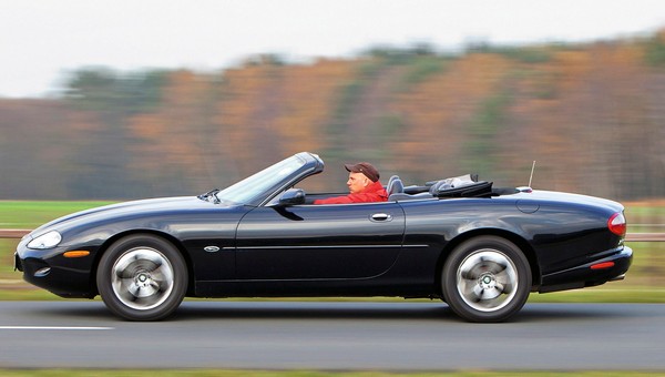 Jaguar XK8 kontra Mercedes SL 320 – za każdego z nich można było kupić 10 wypasionych kompaktów lub limuzyn klasy średniej.  Z archiwum "Auto Świata"