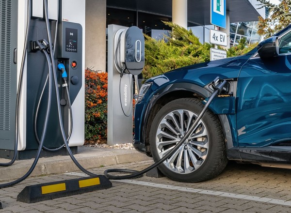 Nowe oznaczenia na autach hybrydowych i elektrycznych oraz ładowarkach. Już od 20 marca