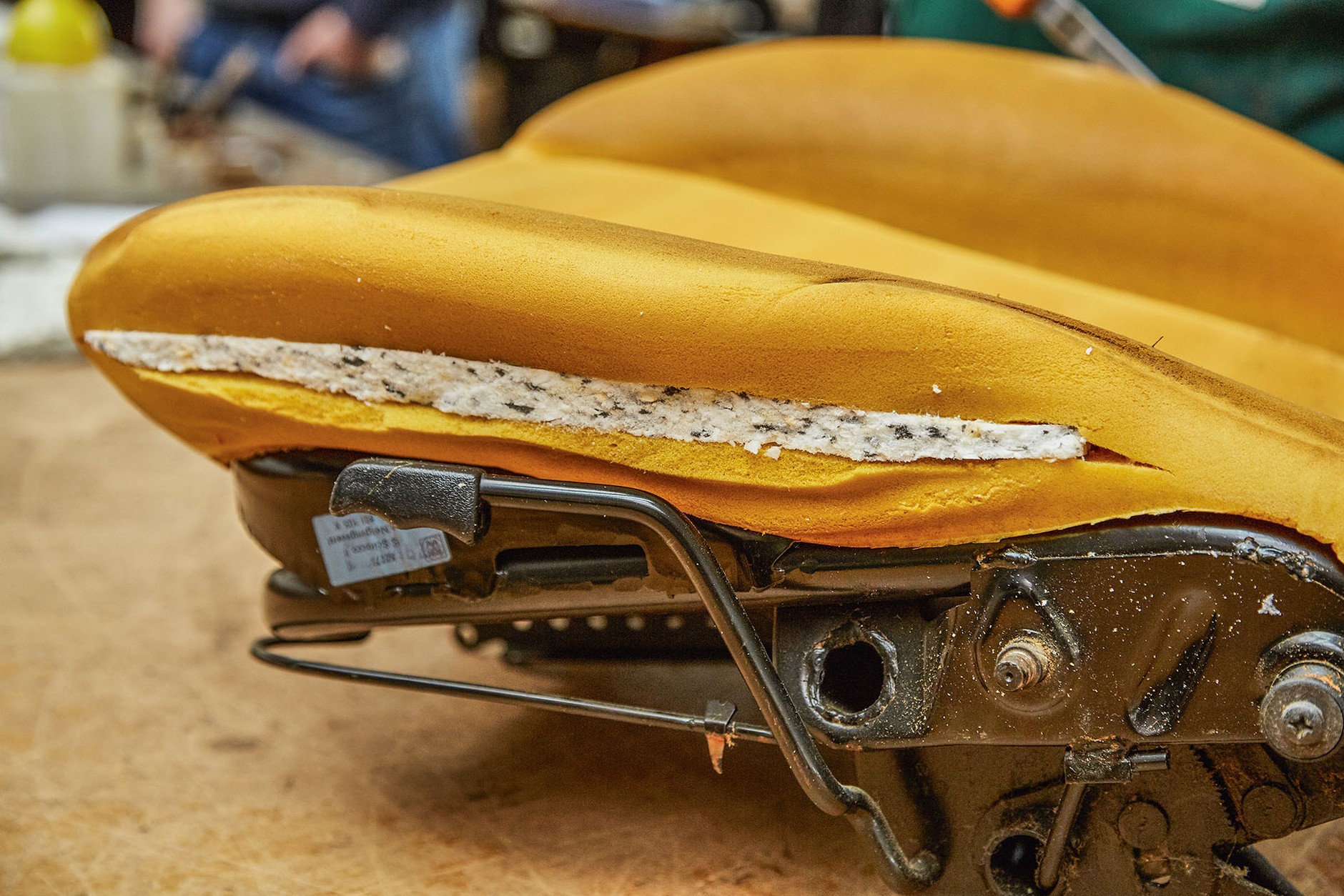 Jak samodzielnie naprawić zniszczoną tapicerkę?