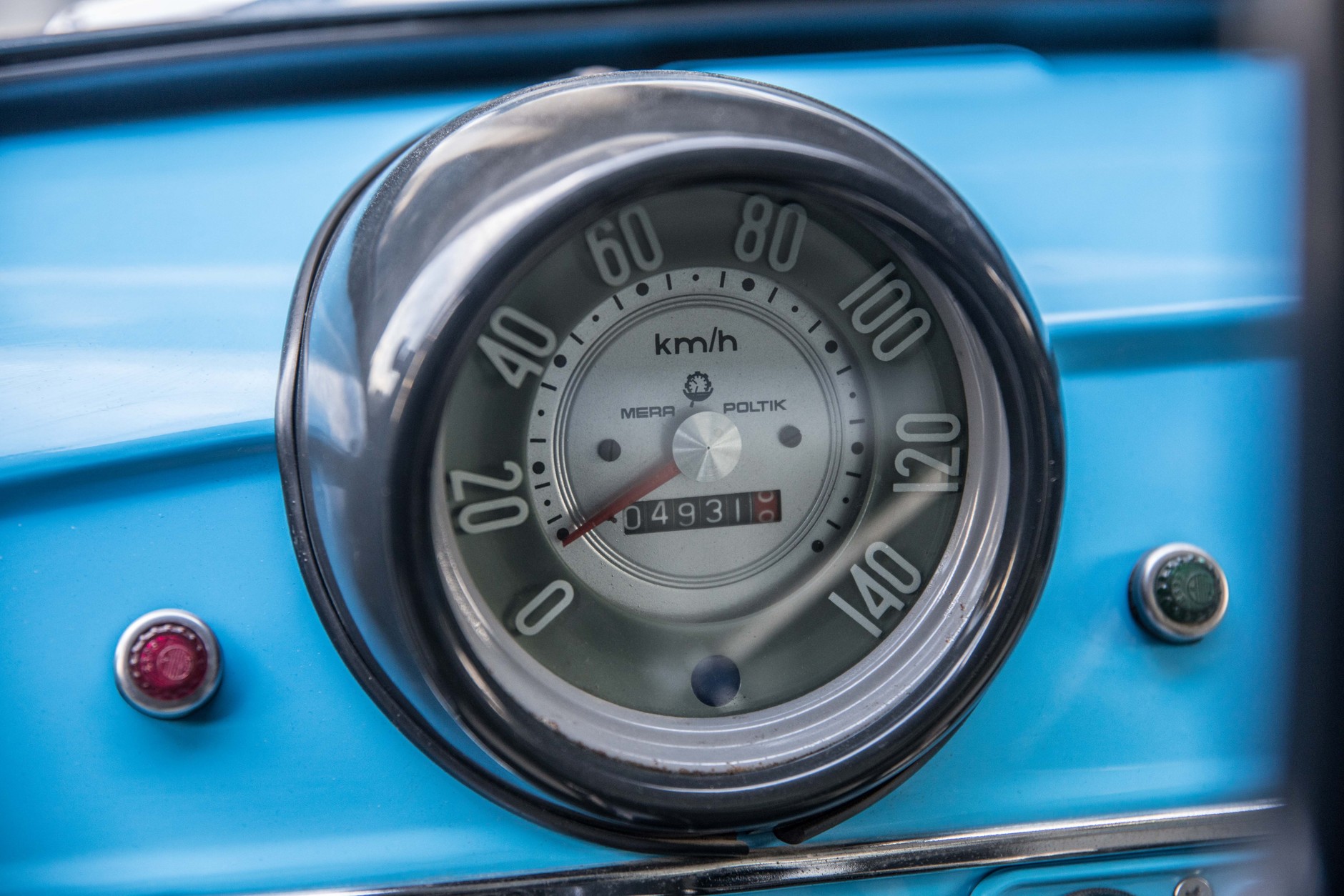 Syrena: za kierownicą jedynie prędkościomierz i licznik kilometrów