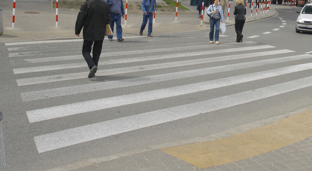 Przejście dla pieszych na ruchliwym skrzyżowaniu