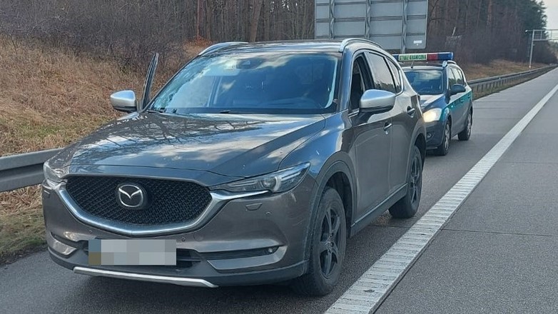 Polak jechał Mazdą z niemieckimi tablicami rejestracyjnymi. Ale nawet nie wiedział, jak stał się użytkownikiem auta
