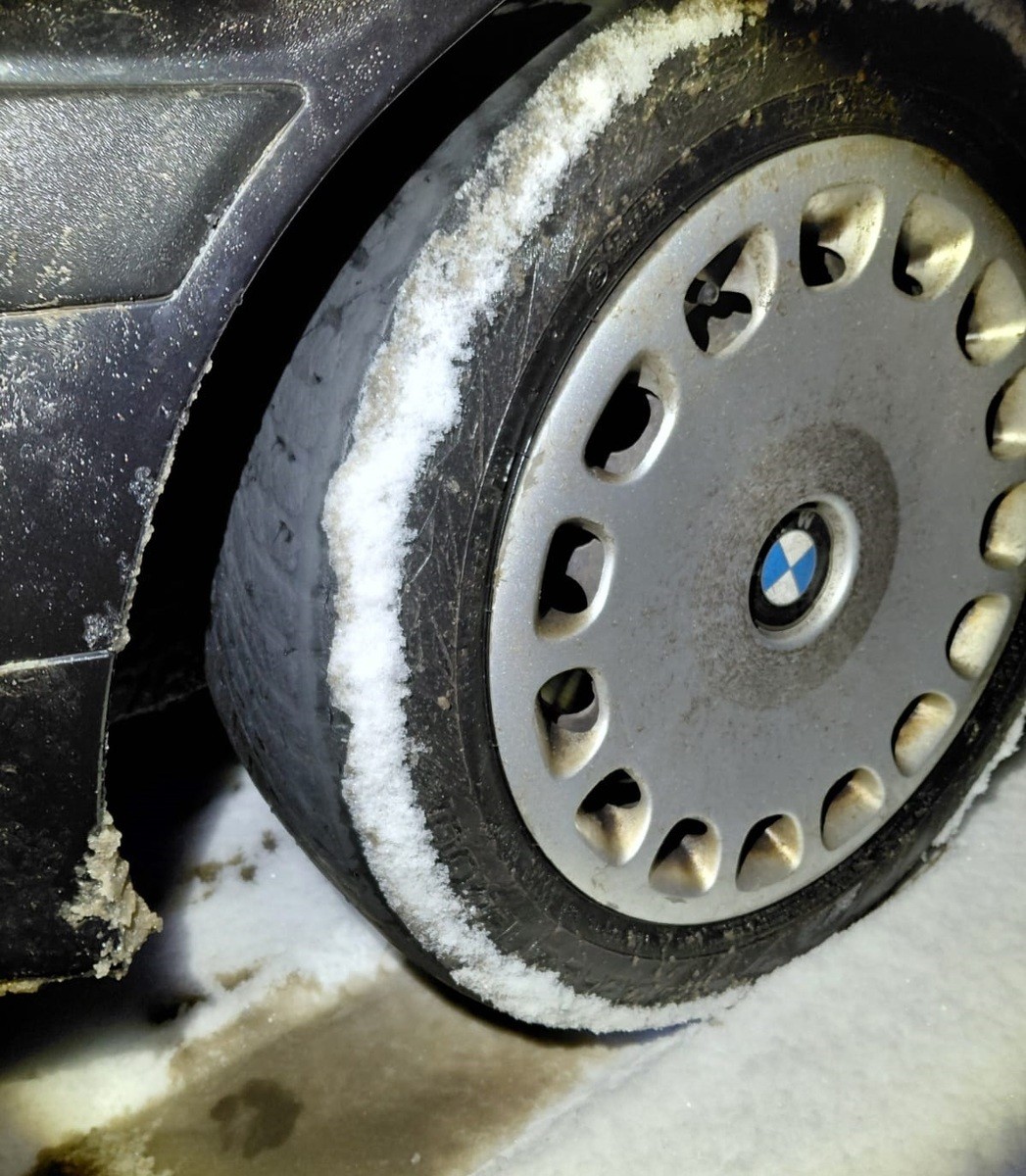 Kierowca BMW dostał mandat za opony