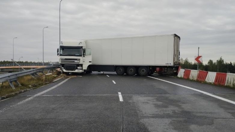 Po wypadku ciężarówka zablokowała ruch na drodze S8 na węźle Łódź Południe