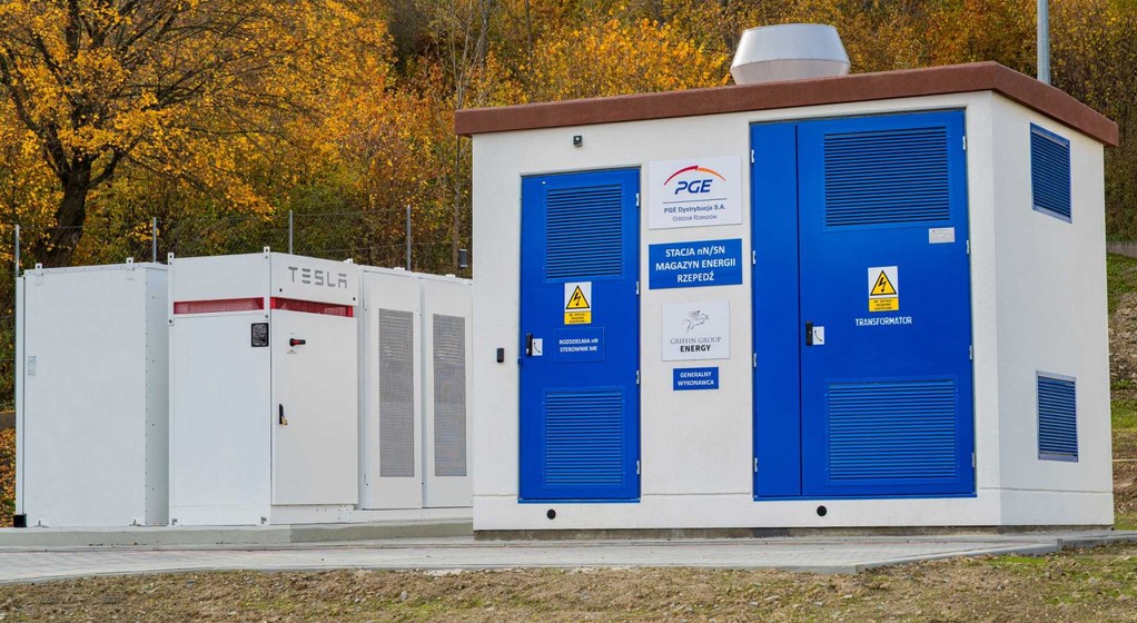 Magazyn energii PGE Rzepedź z modułami Tesli