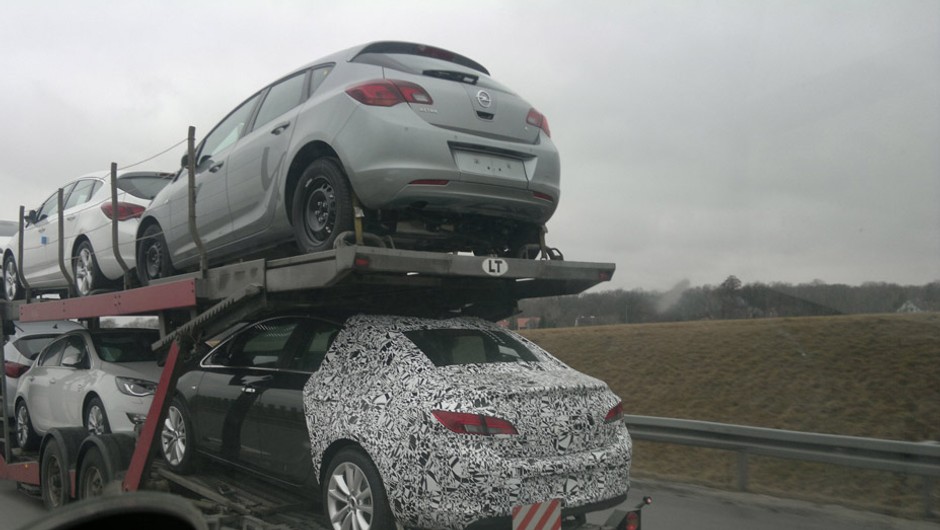 Nowy Opel Astra Sedan przyłapany!