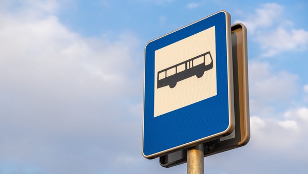 Kiedy musisz umożliwić kierowcy autobusu wyjazd z przystanku? Pięć warunków naraz, ale są wyjątki