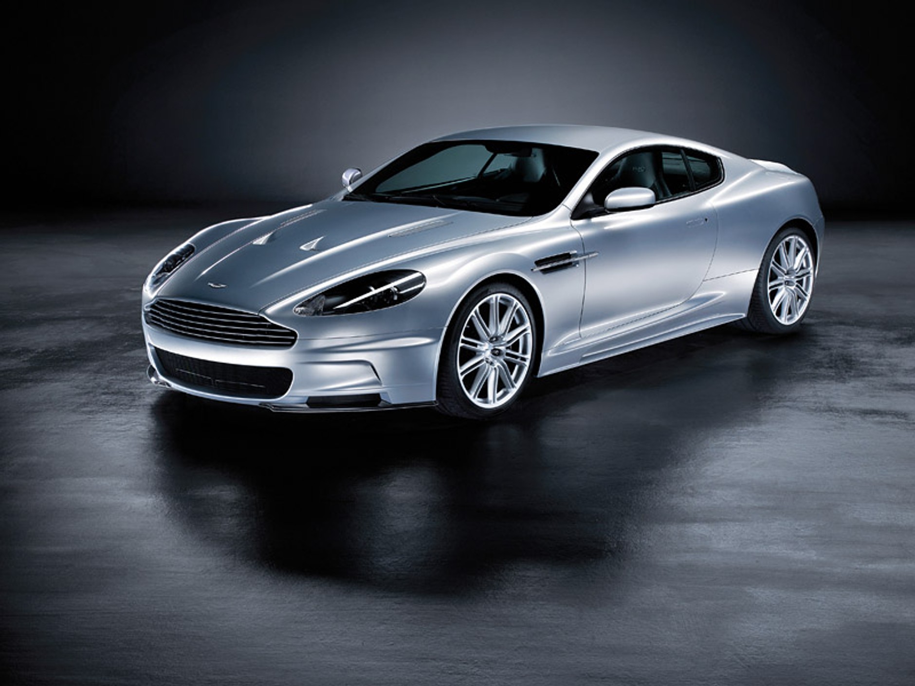 Nowy Aston Martin DBS w Pradze: oficjalne informacje i zdjęcia