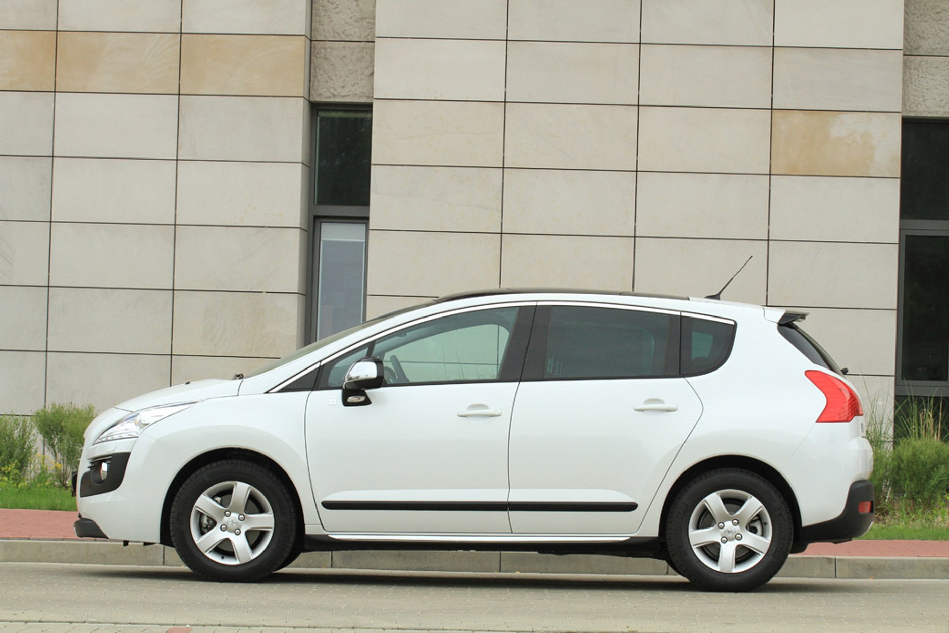 Peugeot 3008 HYbrid4: hybryda dla rozrzutnych ekologów