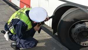 Policjanci zajrzeli w nadkola i kierowca oddał dowód. Autokar nie pojechał do Grecji