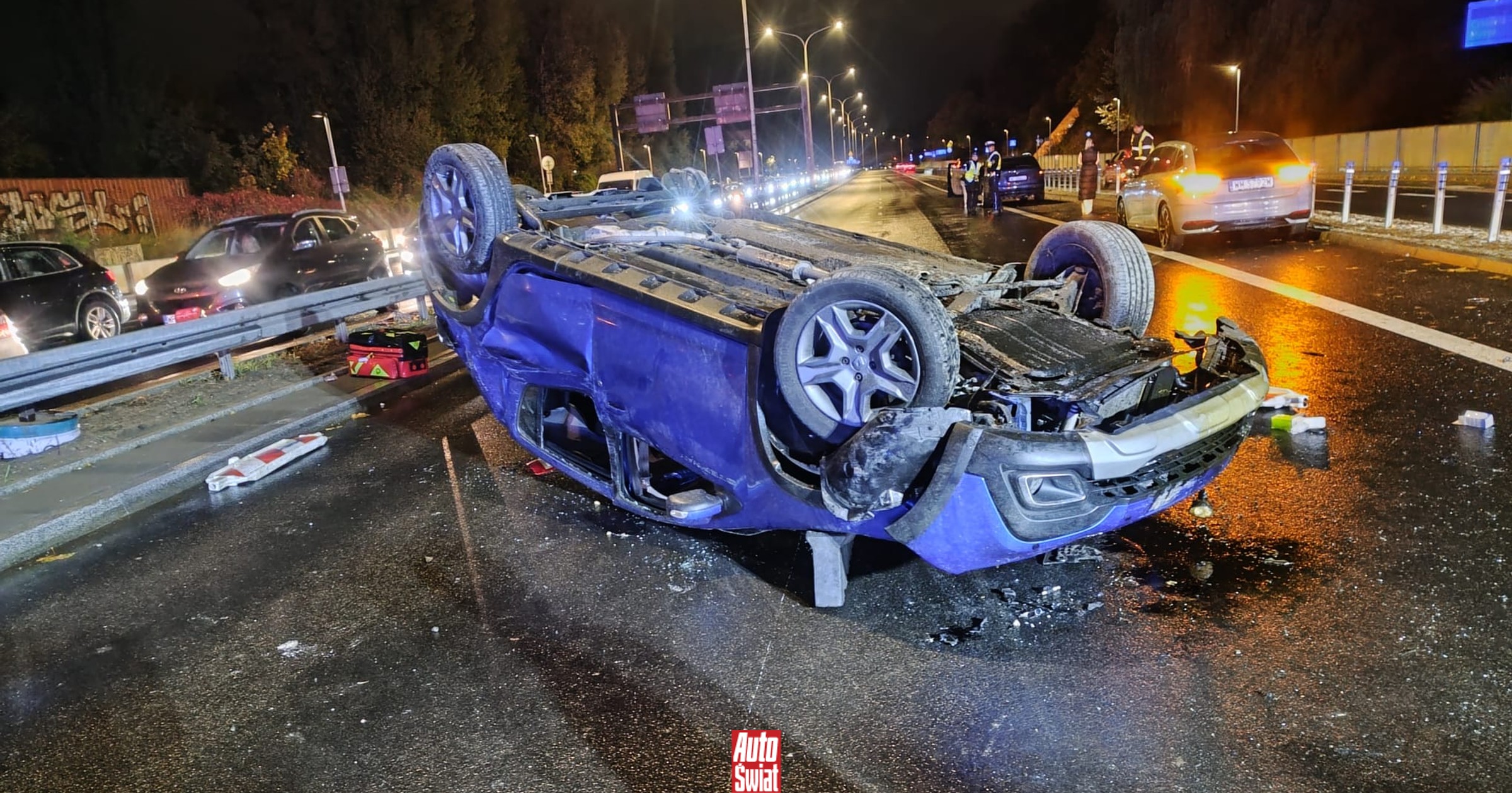 Auto z rosyjskiej ambasady dachowało na warszawskiej Wisłostradzie