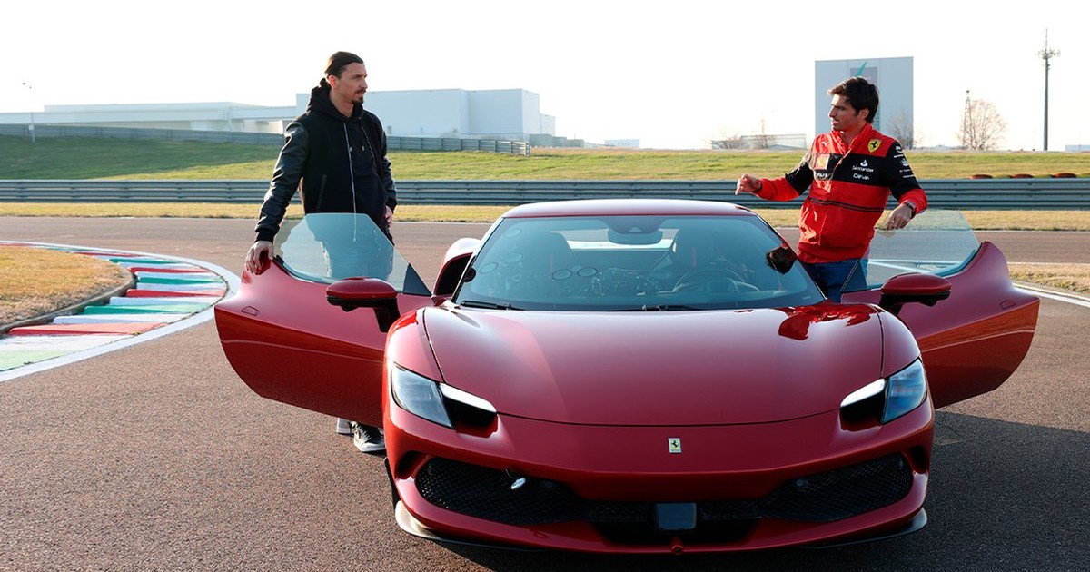 Zlatan Ibrahimović i Carlos Sainz w Ferrari 296 GTB na torze Fiorano