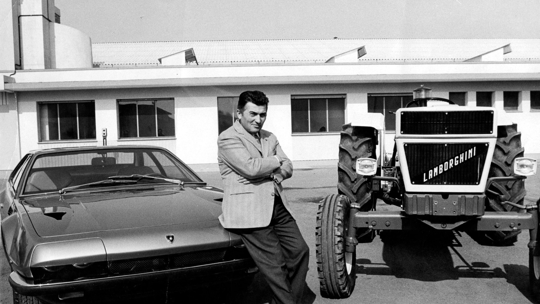 Ferruccio Lamborghini przy produkowanych przez siebie Lamborghini Jarama (1970-1978) i traktorze