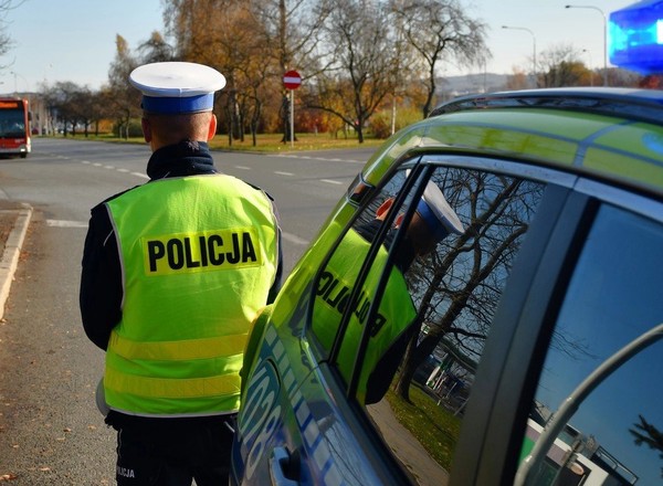 Policjanci patrzyli na linię P-12 i kolor świateł. Posypały się mandaty po osiem i 15 pkt