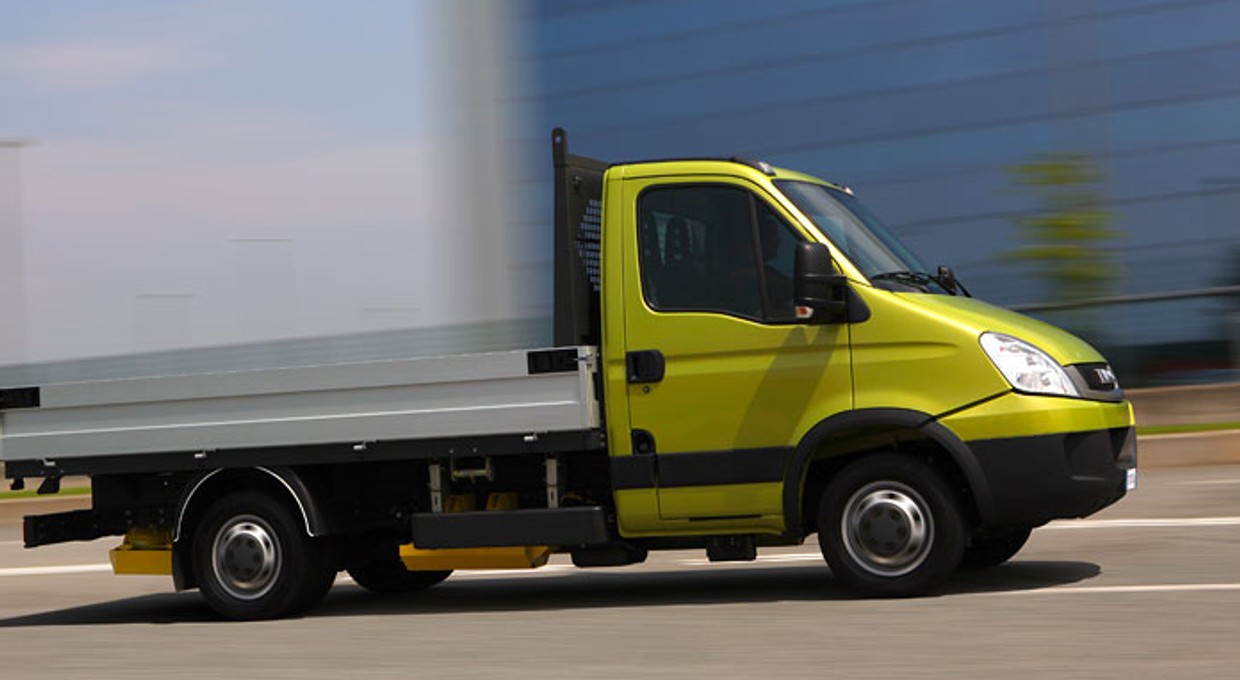 Wichury w Polsce. Wiatr powalił Iveco na trasie S3 [Nagranie]