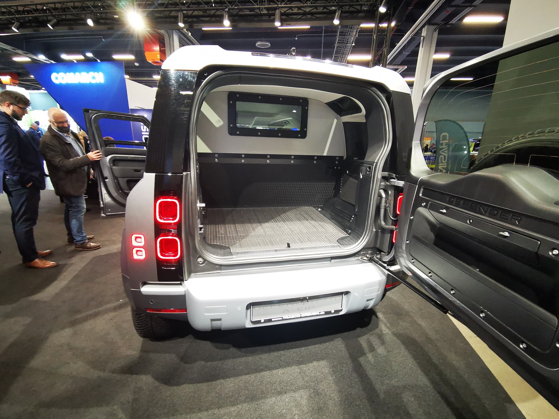 Defender w opancerzonej wersji A-KIP® (Anti-Kidnapping – antyporwaniowej) – specjalna, pancerna gródź między bagażnikiem a kabiną zapewnia dodatkową ochronę.