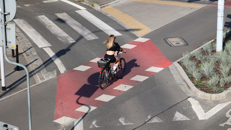 Linia warunkowego zatrzymania się złożona z trójkątów P-13