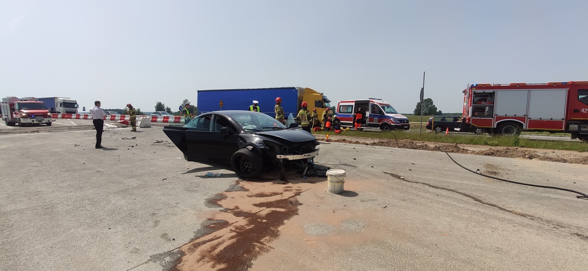 Wypadek Tesli na drodze S61