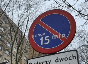 Za znakiem B-35 z minutami czas liczy się inaczej. Policjant poczeka dłużej