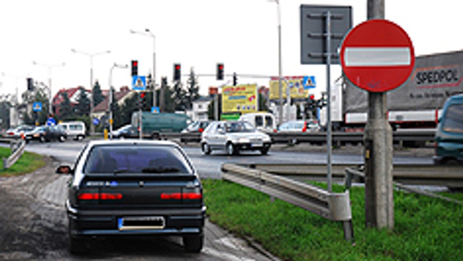 Uwaga Absurd - szukamy fatalnie oznaczonych dróg. Weź udział w naszej akcji