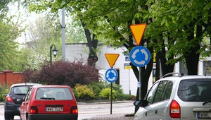 Zakręcone skrzyżowanie - Naucz się jeździć po rondzie