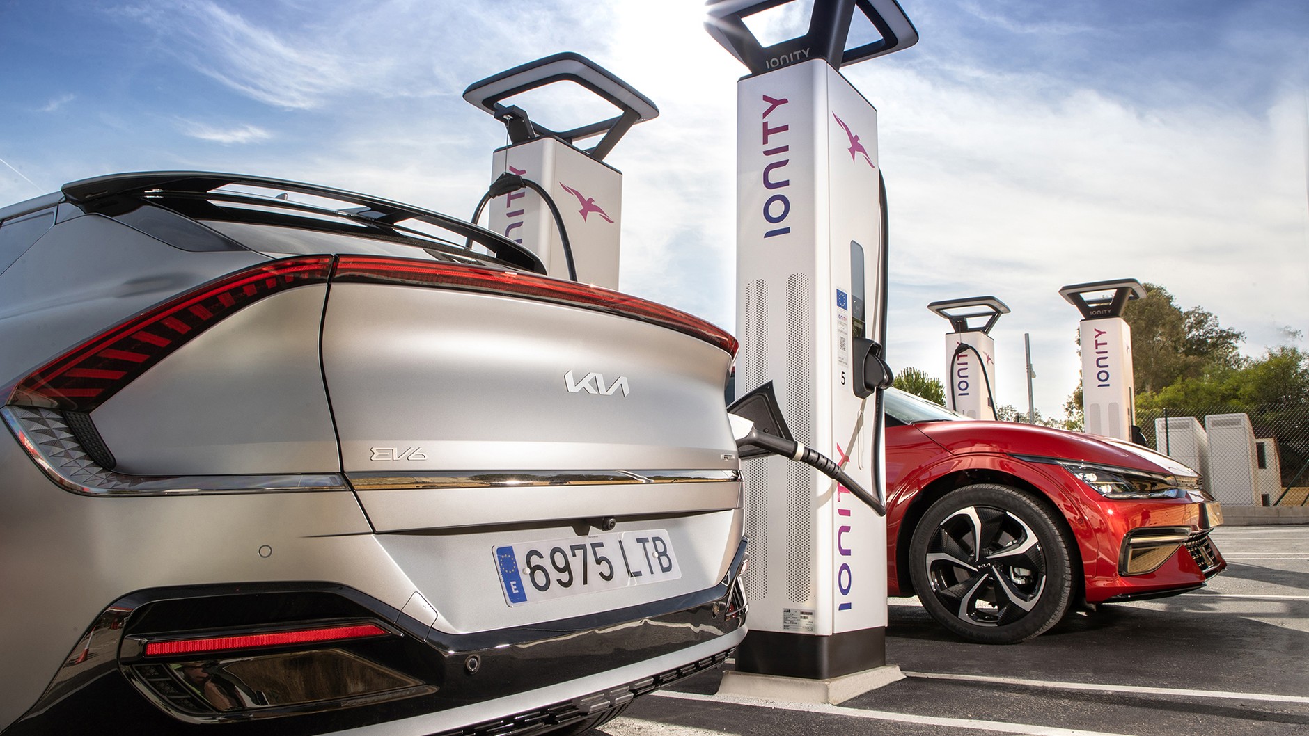 Elektromobilność bez granic w przypadku właścicieli elektrycznych modeli Kia ma dosłowne znaczenie i pozwala na korzystanie z sieci ponad 380 tys. ładowarek w Europie, w tym z superszybkich stacji Ionity