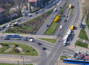 Na rondzie pasy się krzyżują i... kierowcy tracą głowę. Zmieniają się zasady kierunkowskazów