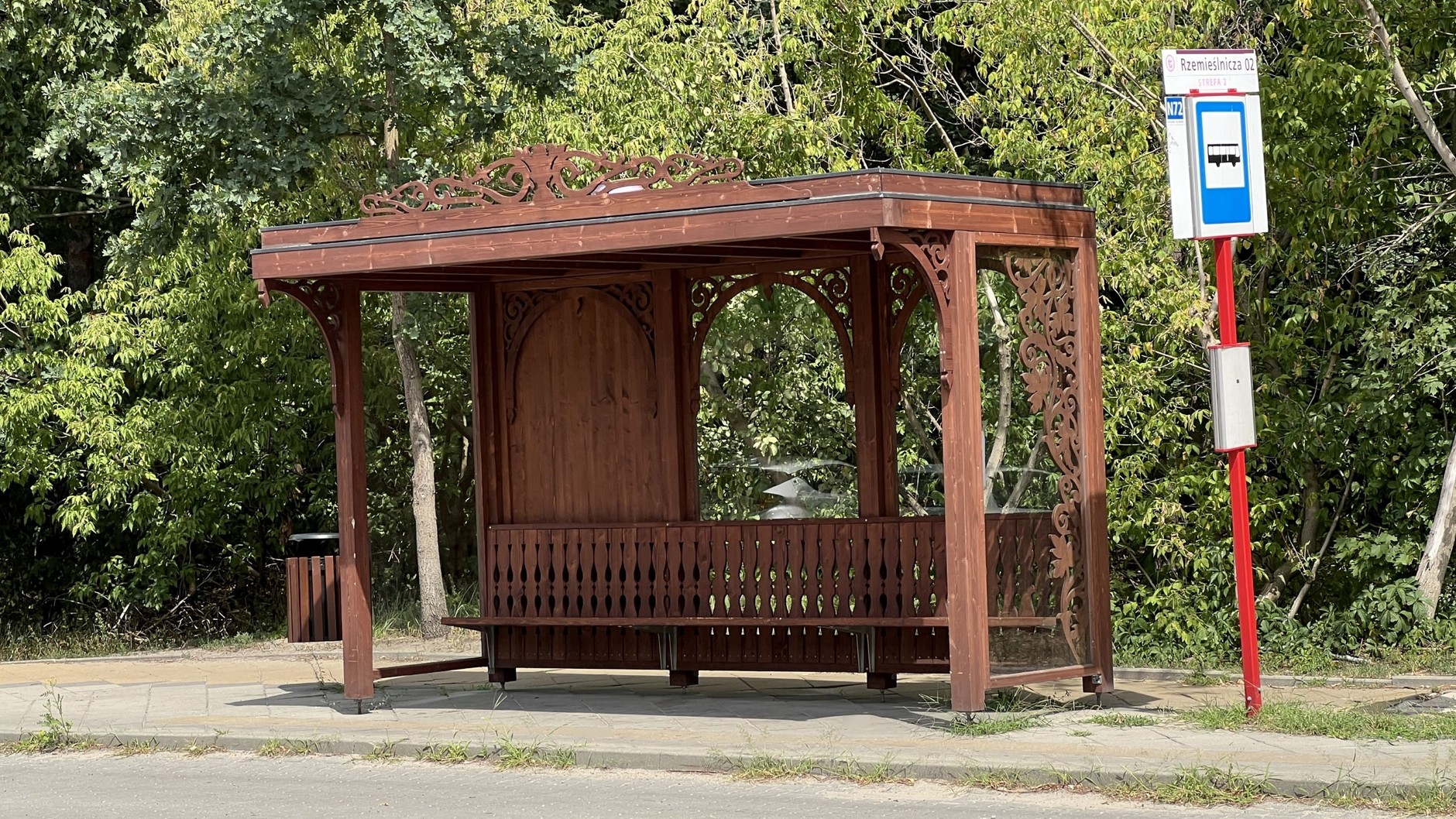 Przystanek autobusowy w Otwocku w stylu świdermajer (województwo mazowieckie)